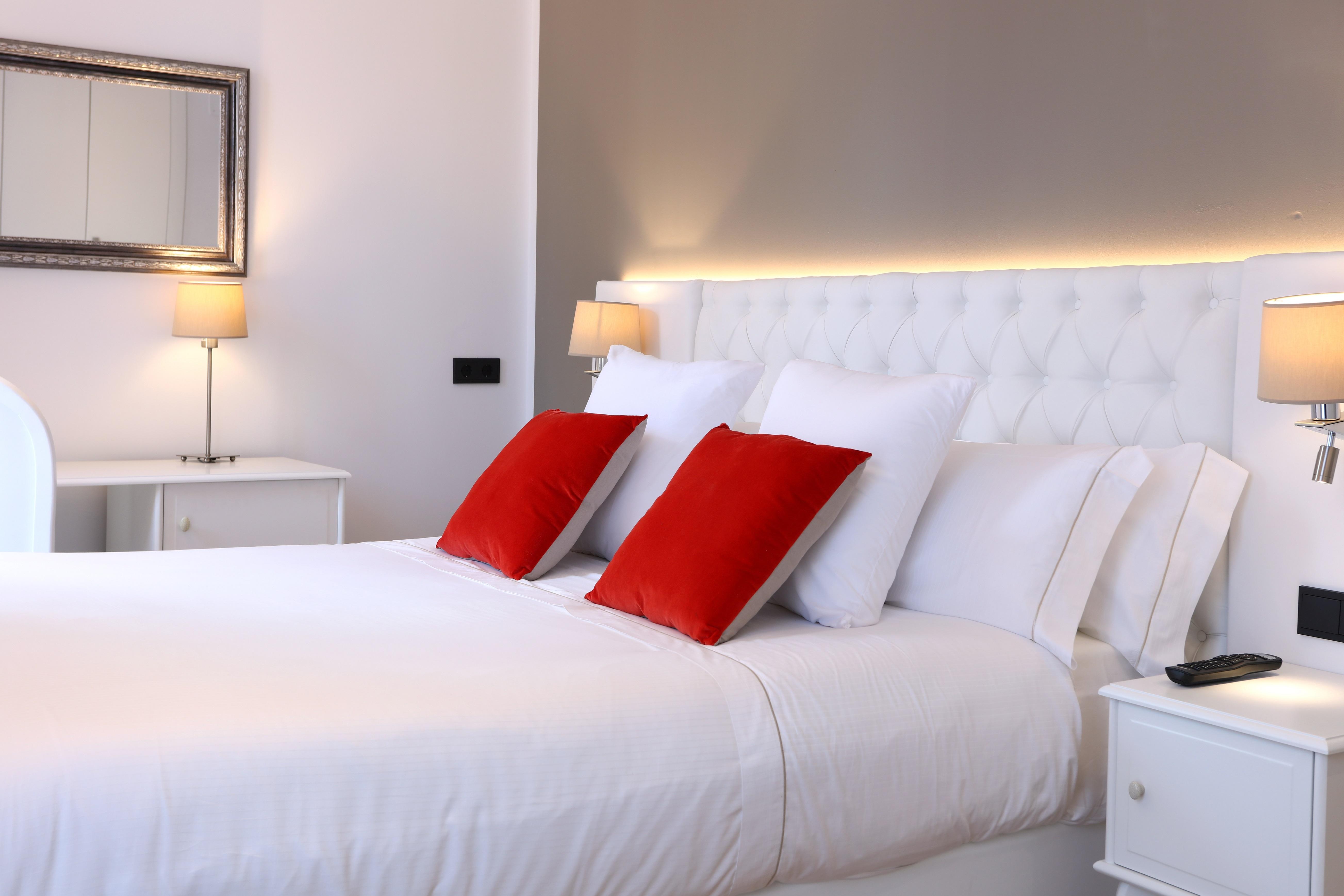 Bo Hotel Palma المظهر الخارجي الصورة A bedroom in a luxury hotel in Italy.