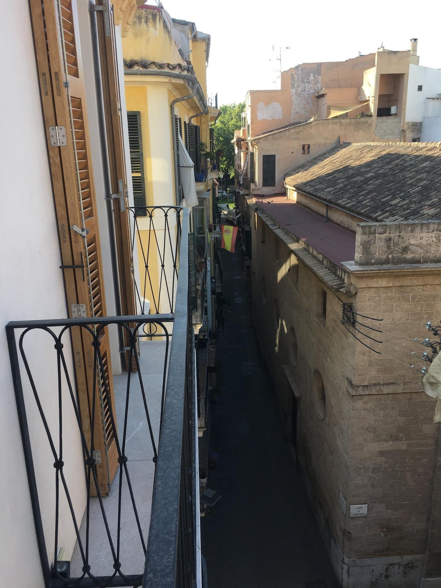 Bo Hotel Palma المظهر الخارجي الصورة Balcony of a typical house in the old town
