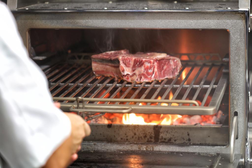 Bo Hotel Palma المظهر الخارجي الصورة A steak being cooked on a barbecue